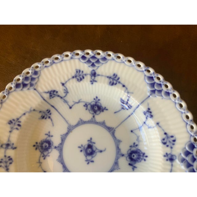 Open lace work border combined with the iconic hand painted cobalt blue design. Referred to as a small deep plate,...