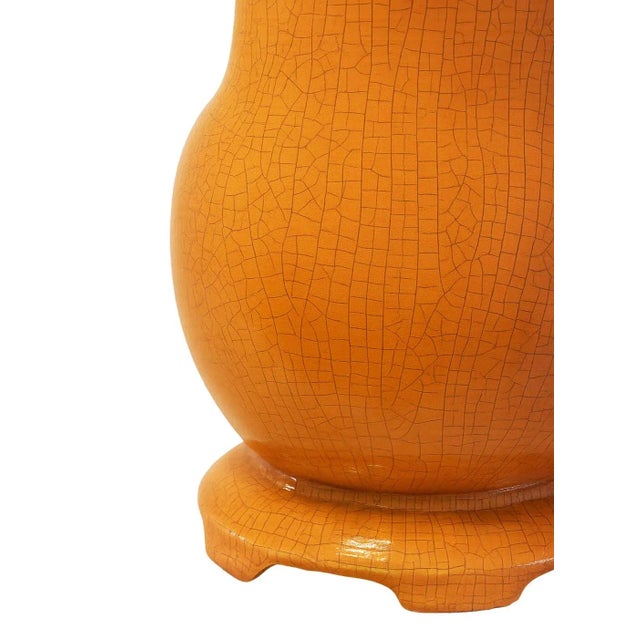 1960s Vintage Large Palm Beach-Style High-Gloss Coral Colored Ceramic Table Lamp With Crackle Glaze & Ming-Style Base For Sale - Image 5 of 6