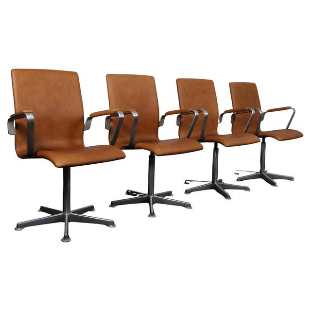 Oxford Armchair attributed to Arne Jacobsen, 2000s For Sale - Image 9 of 9