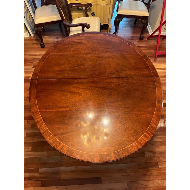 English 1980s Baker Furniture Historic Charleston Georgian Banded Mahogany Pedestal Dining Table For Sale - Image 3 of 12