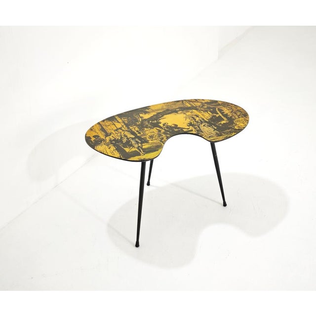 A splendid vintage kidney-shaped coffee table dating back to the 1950s, made in Italy in the unmistakable style of Piero...