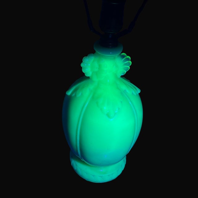 Vintage 1930s Alacite Uranium Glass Floral Aladdin Table Lamp This is a vintage 1930's signed Aladdin table lamp made of...