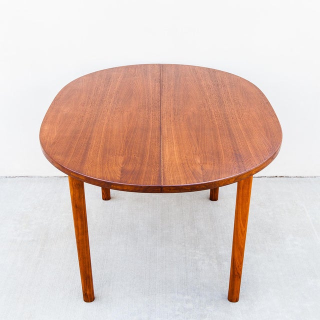 Brown 1960s Restored Mid Century Modern Expandable Walnut Dining Table by Dux For Sale - Image 8 of 15
