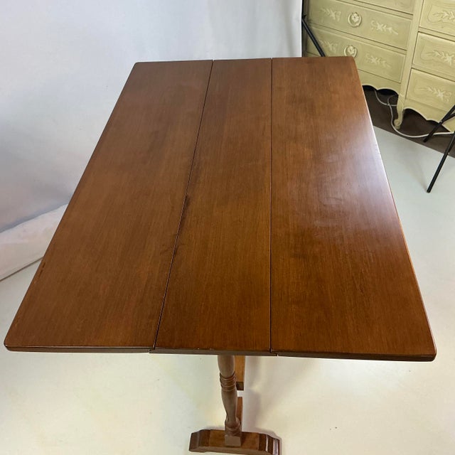 1950s Traditional Americana Maple Drop Leaf Gate Leg Dining Table. For Sale - Image 9 of 11