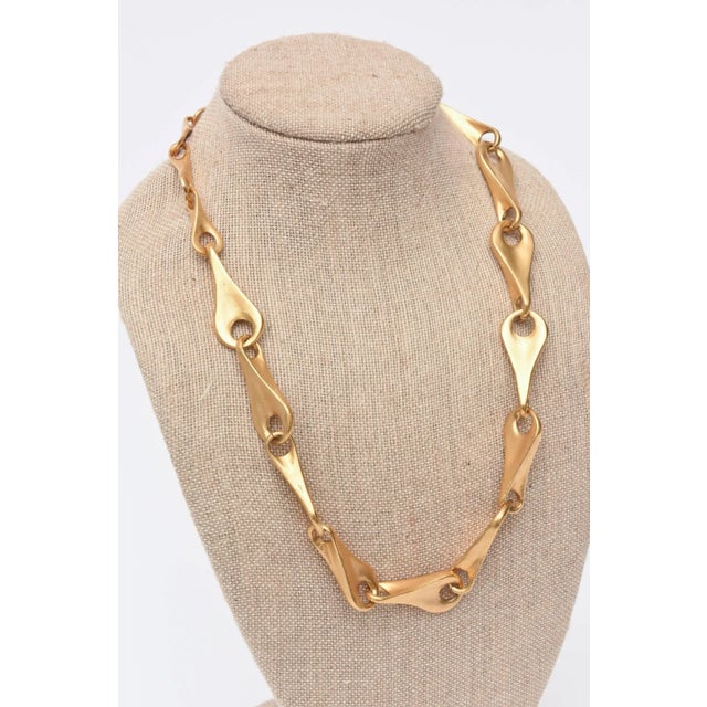 This is part of Chairish’s Costume Jewelry assortment. This period vintage necklace was designed and executed in the late...