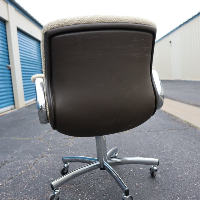 Vintage 1988 Steelcase 454 311 Postmodern Executive Swivel Chair Bouclé Oatmeal For Sale - Image 11 of 13