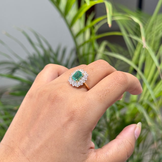 VRJewels Vintage Cluster Diamond 1.81 Carats Emerald Ring in 14k Gold Size 8, New For Sale In New York - Image 6 of 18