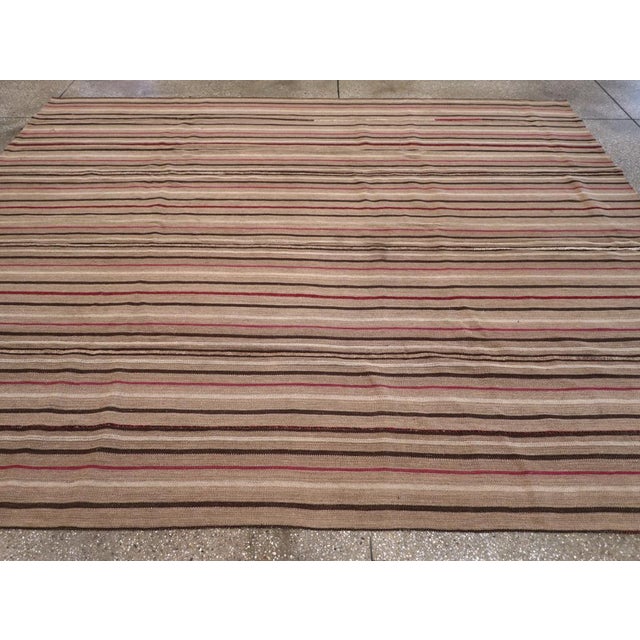 Galerie Shabab Collection Mid-20th Century Handmade Turkish Flatweave Kilim Room Size Carpet For Sale - Image 4 of 8
