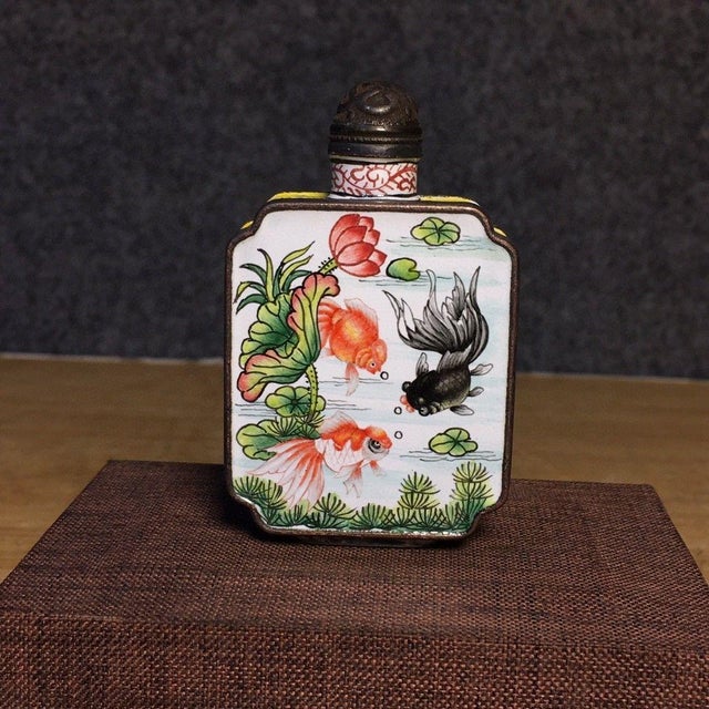 White Vintage Painted Enamel on Copper Snuff Bottle – Goldfish & Lotus Motif For Sale - Image 8 of 9