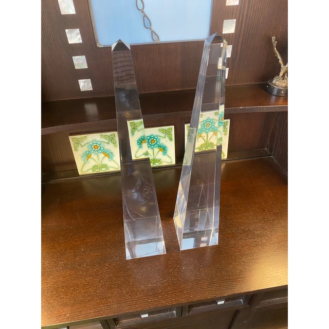 Chapman Manufacturing Company Vintage Chapman Lucite and Brass Obelisk Lamps - a Pair For Sale - Image 4 of 12