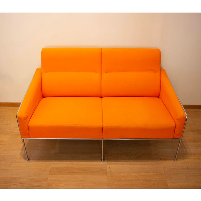 Fritz Hansen Airport 3300 Sofa by Arne Jacobsen for Fritz Hansen, 1992 For Sale - Image 4 of 17