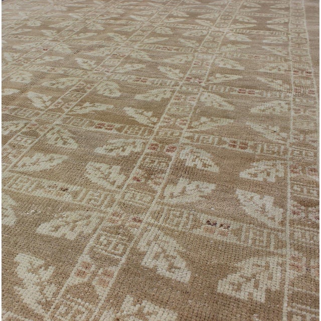 Mid 20th Century All-Over Ivory Wreath Design Vintage Turkish Oushak Rug For Sale - Image 5 of 6