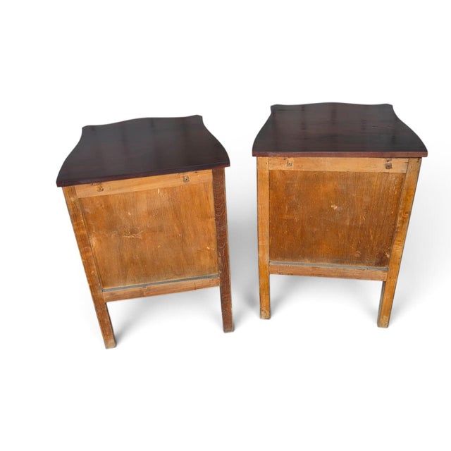 19th Century Pair of Italian Bookmatch Walnut Bedside Cabinet/ Nightstand. For Sale - Image 5 of 18
