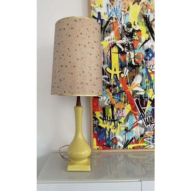 Ceramic Vintage Mid Century Modern Yellow Ceramic Table Lamp | Original Atomic Pattern Shade, C. 1960's For Sale - Image 7 of 9
