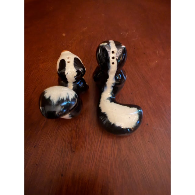 Robert Simmons Vintage Robert Simmons Ceramics Skunk Figurines Pewey and Pewette ca.1950s For Sale - Image 4 of 7