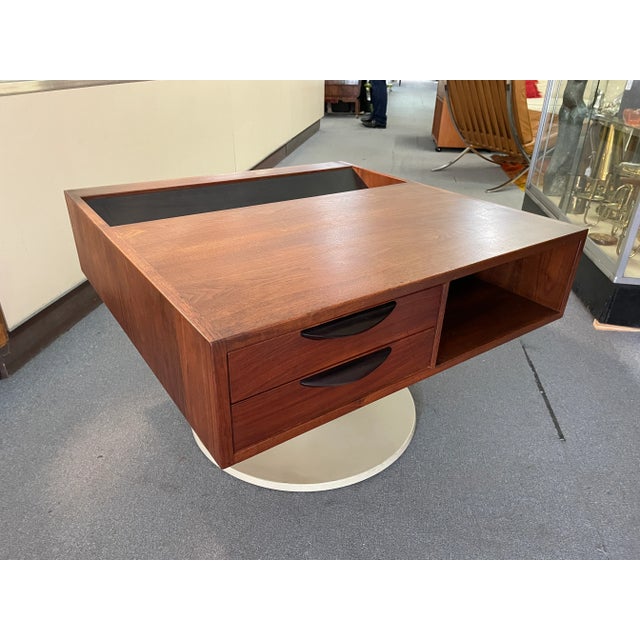 Mid-Century Modern 1960s Jens Risom 4050 Display Coffee Table with Tulip Base For Sale - Image 3 of 11
