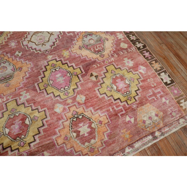 Geometric Vintage Turkish Room Size Rug For Sale In New York - Image 6 of 7