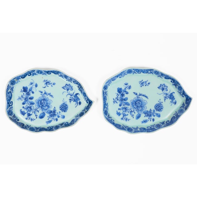 Chinese Pair Chinese Export Blue and White Qianlong Leaf-Shaped Dishes For Sale - Image 3 of 6
