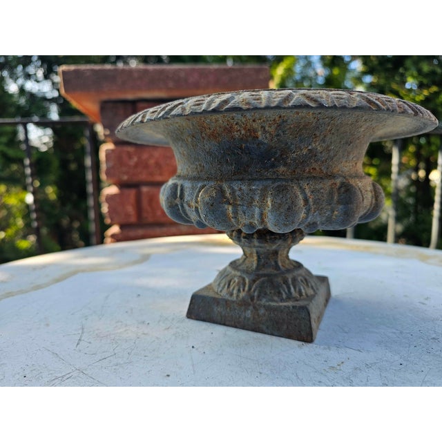 Pre-war cast iron flower pot, flower bed, dimensions: height 13.5 cm, diameter 20.5 cm, diameter in the middle 11.5 cm.