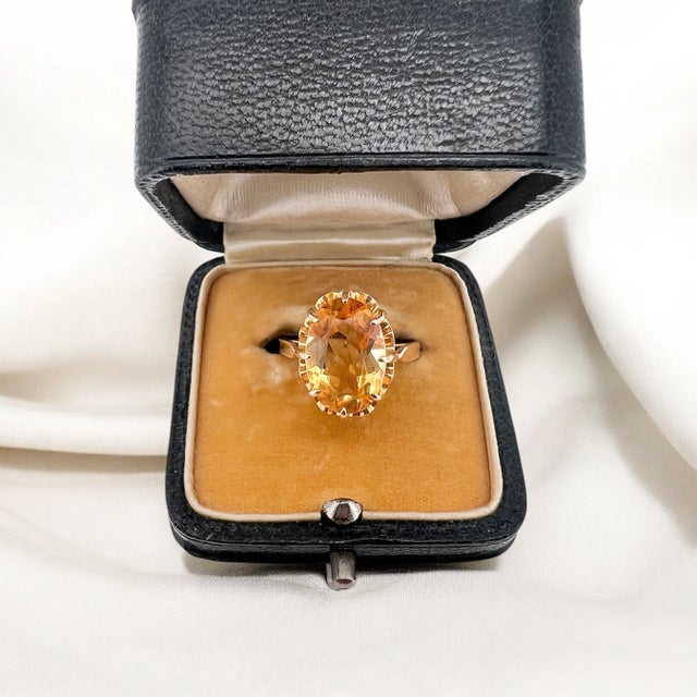 Vintage ring circa 1980 in 18 carat yellow gold (750 thousandths). It is decorated with an oval citrine of approximately...