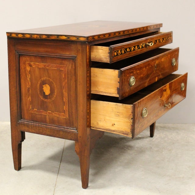 18th Century Italian Louis XVI Chest of Drawers in Walnut For Sale - Image 5 of 16