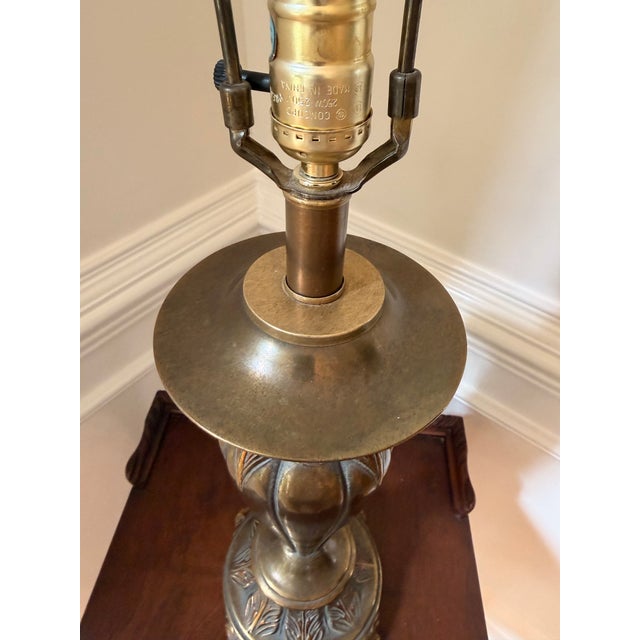 Hollywood Regency 1970s Neoclassical Brass Table Lamp With Acanthus Leaf Detail For Sale - Image 3 of 7
