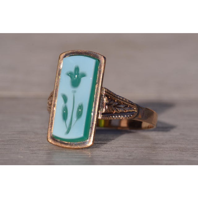 Early 20th Century The Lynnfield: Antique Floral Carved Cameo Ring in Yellow Gold For Sale - Image 5 of 11