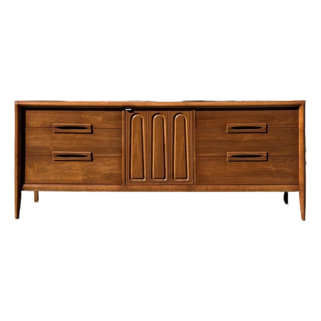 Mid Century Modern Bassett Dresser c.1960’s For Sale