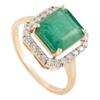 Emerald Halo Diamond Wedding Ring in 18k Size 7 For Sale