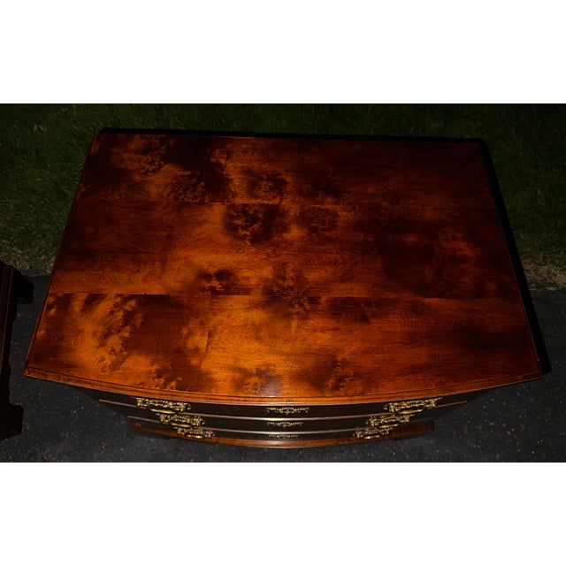 Chestnut Pair of Mid-Century Henredon Aston Court Georgian Style Burl Wood & Mahogany Bow-Front Bachelor Chests - 2 Pieces For Sale - Image 8 of 11