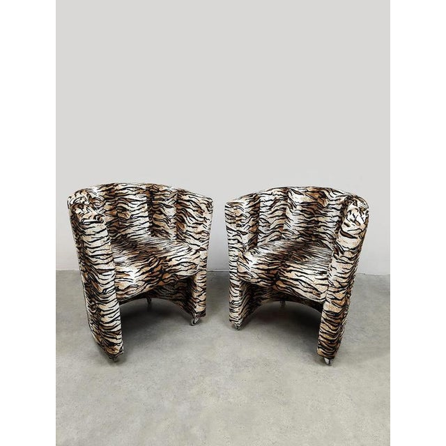 Roar…these two stunning tiger-print lounge chairs are absolute eye-catchers in your interior. Perfect for the dining table...