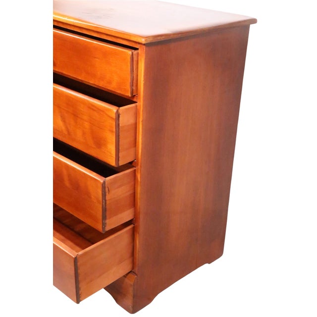 Amber Mid 20th Century Cushman Colonial Peter Stuyvesant Four Drawer Dresser For Sale - Image 8 of 12