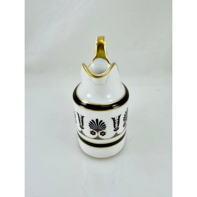 Adding to your dinner set is this Richard Ginori creamer in their Ercolano pattern in Black. It is in excellent preowned...