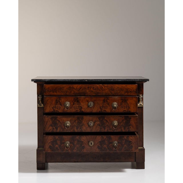 Wood 1820-1829 France Rich Mahogany Flame-Veneer Mahogany Chest For Sale - Image 7 of 11