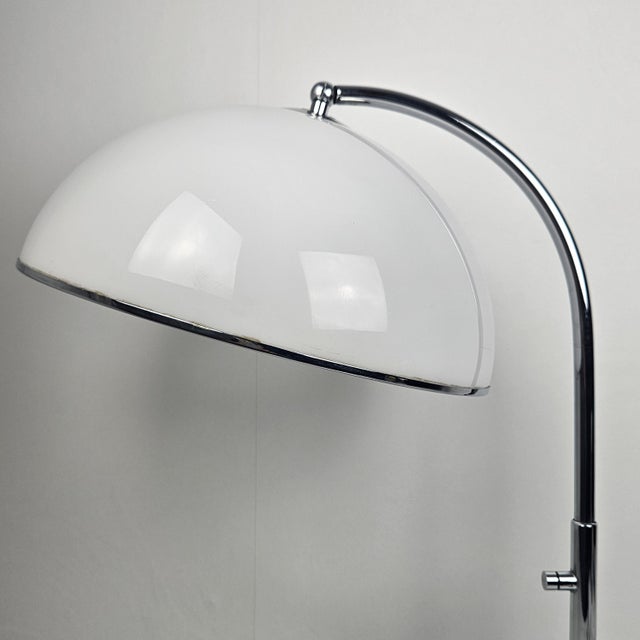 Table Lamp in Chrome and White Acrylic Diffuser, Italy, 1970s For Sale - Image 4 of 14