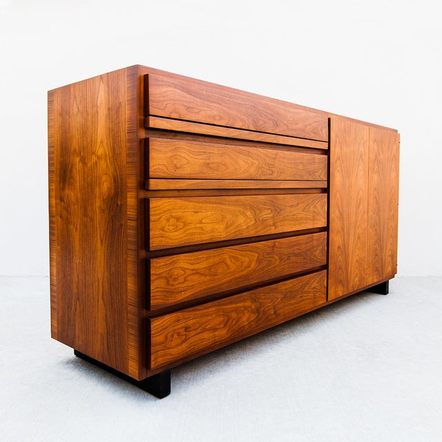 Restored 1950s T. H. Robsjohn-Gibbings for Widdicomb Walnut Credenza For Sale - Image 15 of 15
