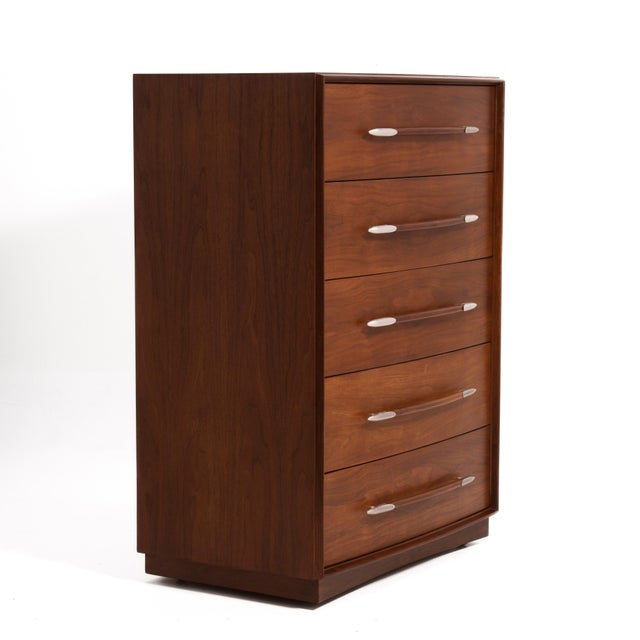 Mid-Century Modern t.h. Robsjohn Gibbings Widdicomb Walnut Spear Handle Five Drawer Chest Dresser For Sale - Image 3 of 18