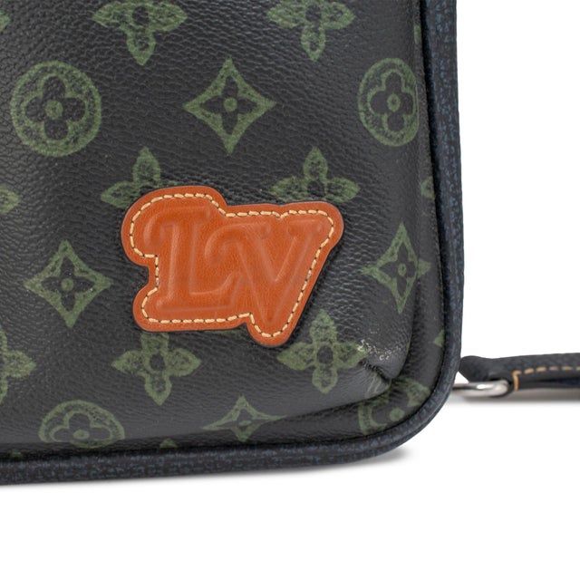 Early 21st Century Louis Vuitton Monogram Green Avenue Slingbag Crossbody Bag For Sale - Image 5 of 11