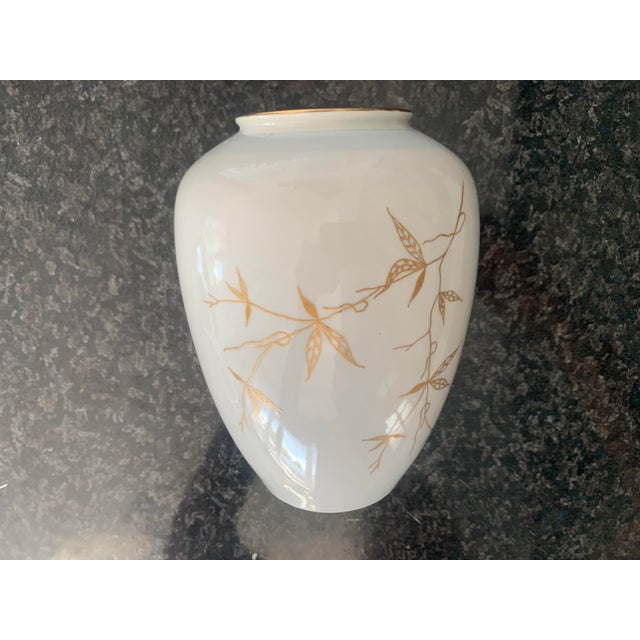Weißwasser porcelain vase from the mid-20th century Minor blemishes resulting from production. Visible in the photos....