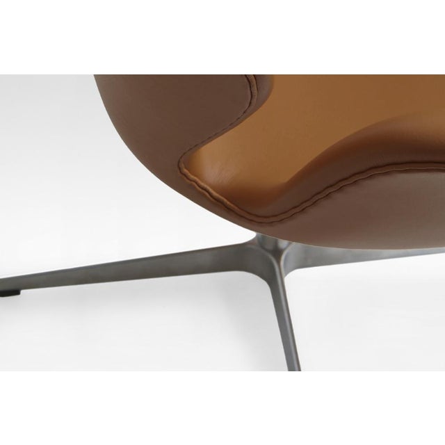 Vintage Swivel Swan Chairs in Cognac Leather by Arne Jacobsen for Fritz Hansen, 1950s, Set of 2 For Sale - Image 6 of 8