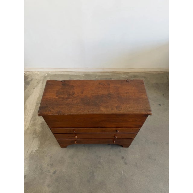 W39 D16 H36.5 This 19th-century New England mule chest dresser consists of a hinged top lid compartment over three...