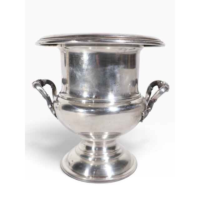 Chic vintage silverplate champagne, ice bucket, in very good, original, clean and ready to use condition. Signed Crescent...