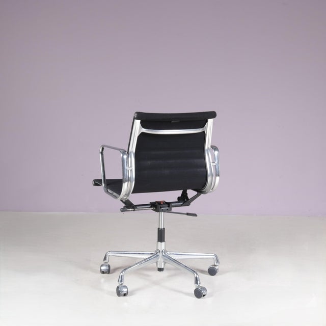 Metal Desk Chair Model EA118 in Chrome Base with Black Hopsack Upholstery and Aluminium Armrests by Charles & Ray Eames for Vitra, Germany, 2000s For Sale - Image 7 of 16
