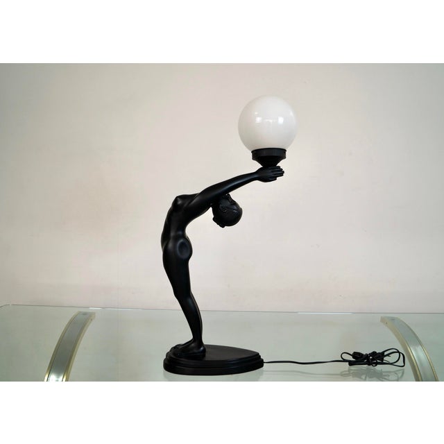 Vintage Art Deco table lamp for sale. It's a beautiful lamp from the 1970's / 1980's, and is made of molded fiberglass....
