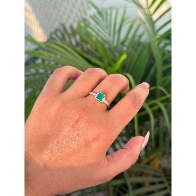 VRJewels 14k Gold 1.09ct Emerald Engagement Ring With Diamonds for Her Size 6 For Sale In New York - Image 6 of 18