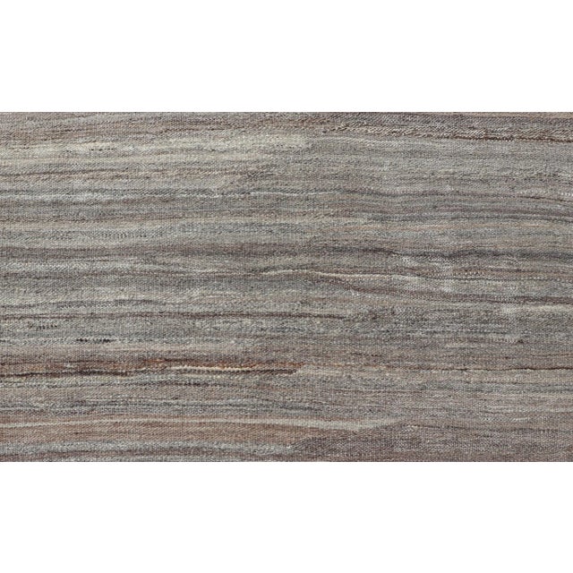 2020s Finely Made Modern Kilim With Minimalist Solid Design and Variegated Colors in Earth Tones For Sale - Image 9 of 12