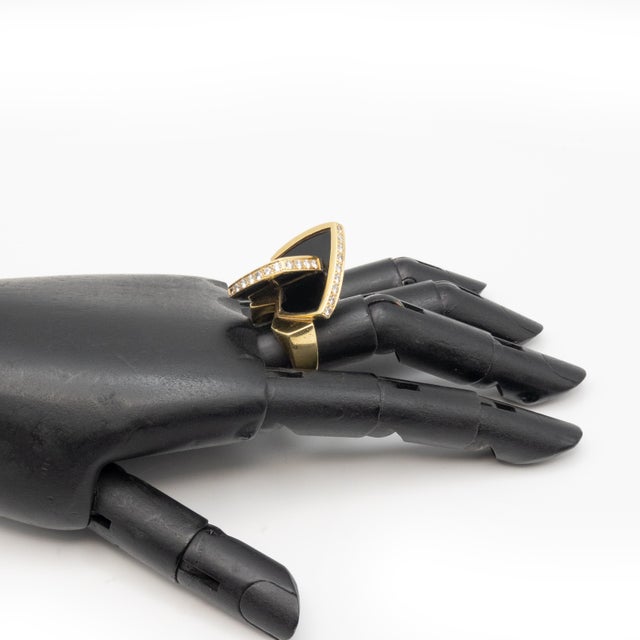 La Triomphe 18k Yellow Gold Diamond Onyx Sculptural Ring C. 1970s, Size 6 For Sale - Image 9 of 10