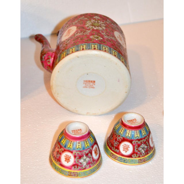 Early 20th Century Chinoiserie Traveling Mun Shou Porcelain Tea Set & Padded Warmer Picnic Basket- 4 Pieces For Sale - Image 10 of 18