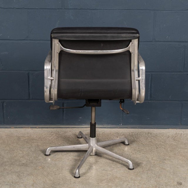1960s Vintage EA217 Chair in Black Leather by Charles & Ray Eames for ICF, 1969 For Sale - Image 5 of 17
