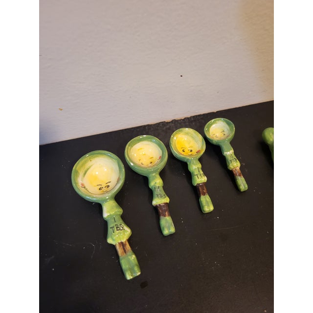 Green Vintage Py Ceramic Peas in a Pod Measuring Spoons Anthropomorphic For Sale - Image 8 of 12